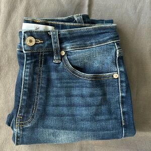 Dark Wash, Capri length, Kancan jeans.